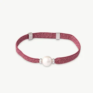 Браслет цвета маджента около